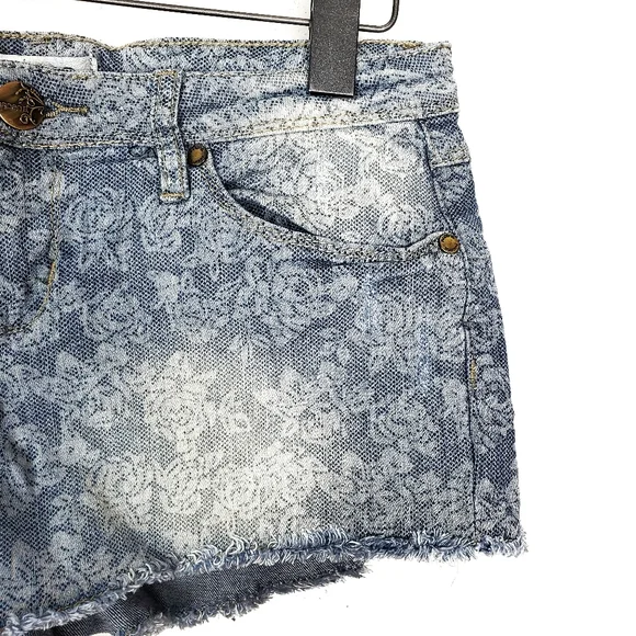 ARDEN B White Lace Print Low Rise Cutoff Denim Shorts Size: 8 - Picture 3 of 6